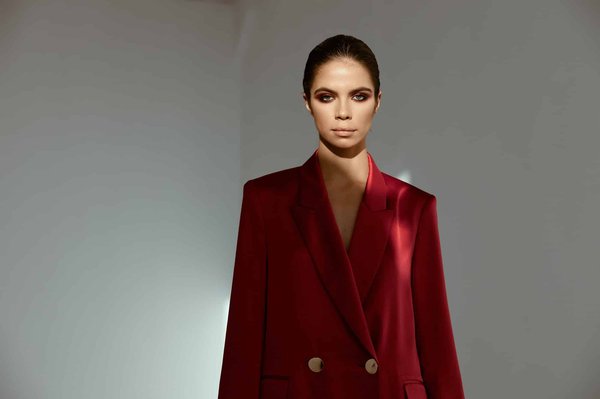 What Are the Key Elements for Assembling a Chic Yet Comfortable Home Office Look for Video Conferences?